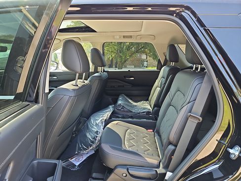 New 2026 Nissan Pathfinder Platinum AWD/4WD image 8