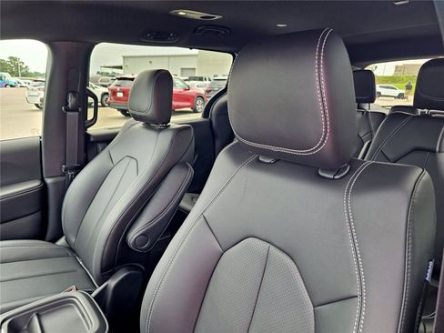 New 2027 Chrysler Pacifica Select FWD image 17