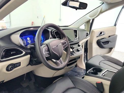 Used 2024 Chrysler Pacifica Touring-L FWD image 14