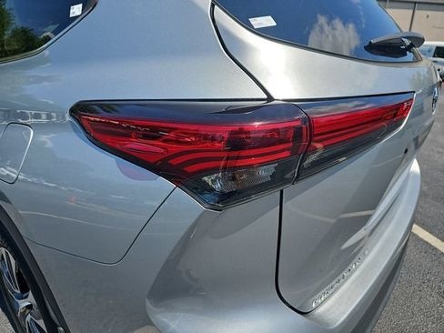 Used 2023 Toyota Highlander XLE FWD image 38