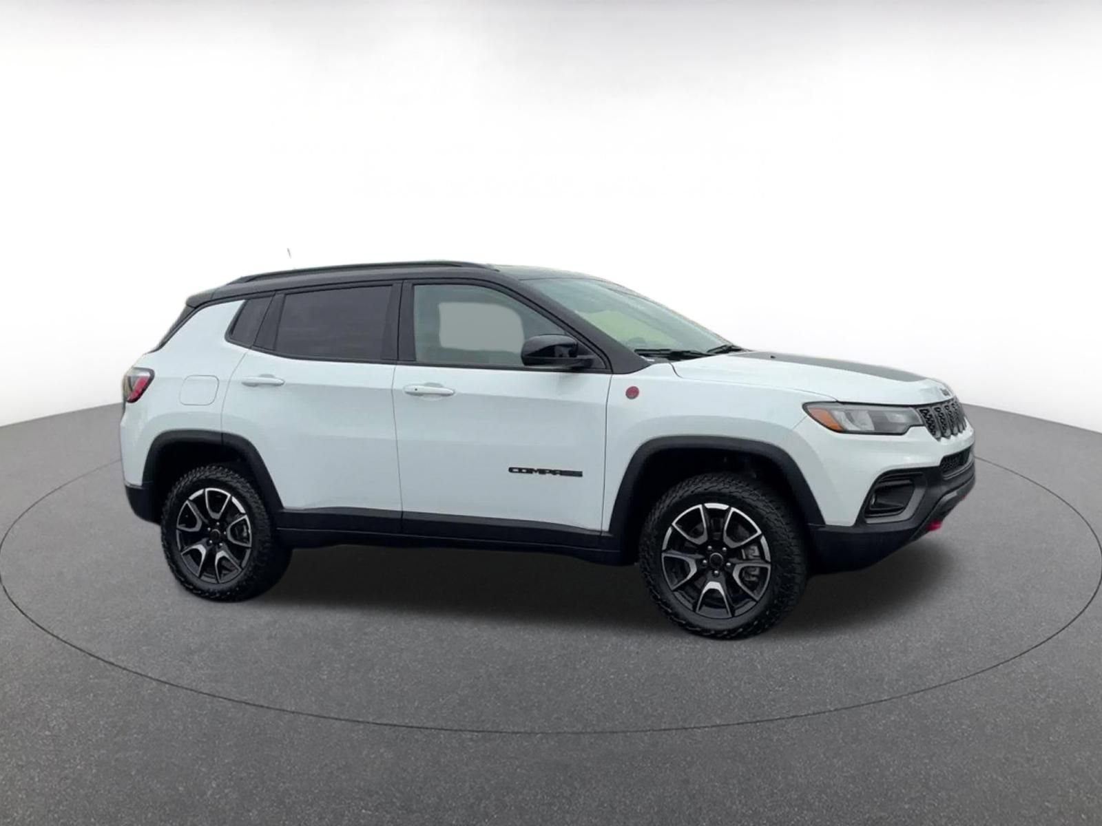 Used 2025 Jeep Compass Trailhawk AWD/4WD image 2