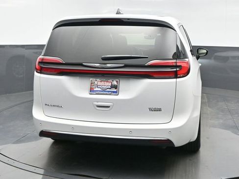 Used 2025 Chrysler Pacifica Select image 5