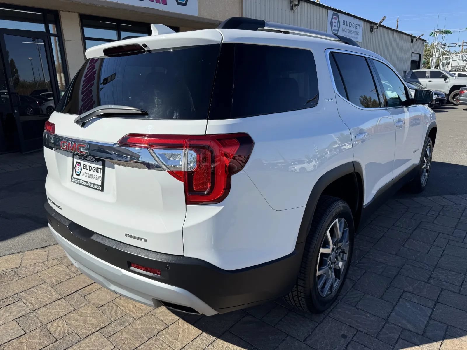 Used 2023 GMC Acadia SLT AWD/4WD image 2