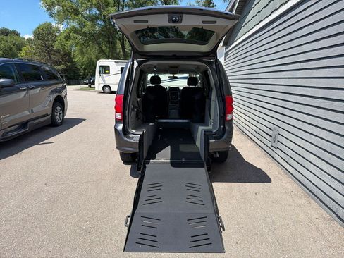 Used 2015 Dodge Grand Caravan SE w/ Quick Order Package 29E SE FWD image 2