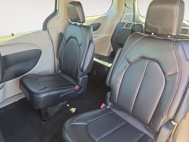 Used 2024 Chrysler Pacifica Touring-L FWD image 13