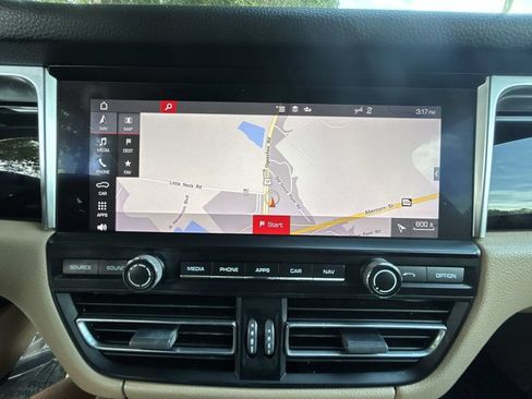 Used 2020 Porsche Macan AWD/4WD image 19