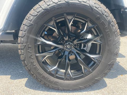 Used 2023 Jeep Wrangler Unlimited Sahara AWD/4WD image 5