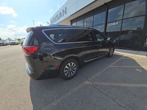 Used 2020 Chrysler Pacifica Touring-L FWD image 11