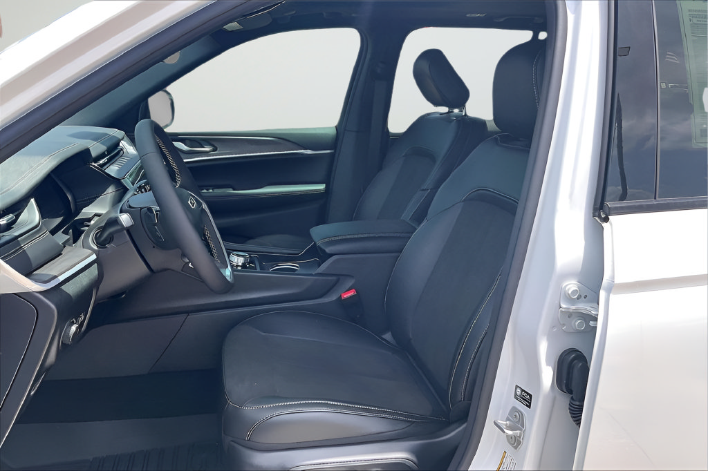 New 2026 Jeep Grand Cherokee Altitude RWD image 10