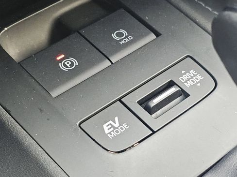 Used 2024 Toyota Venza LE AWD/4WD image 9