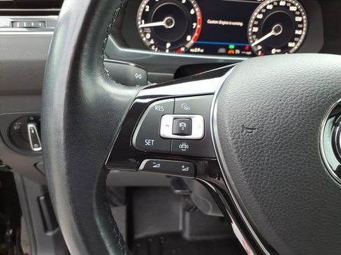 Used 2019 Volkswagen Tiguan SEL Premium image 16