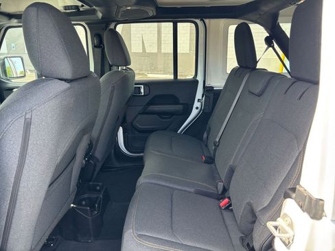 Used 2025 Jeep Wrangler Unlimited Sahara AWD/4WD image 24