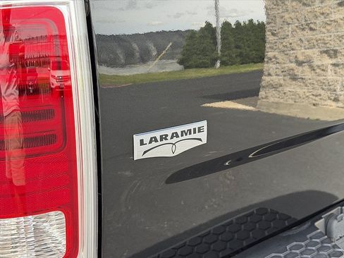 Used 2017 RAM 1500 Laramie w/ Convenience Group AWD/4WD image 31
