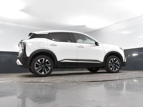 Used 2025 Nissan Kicks SV AWD/4WD image 38