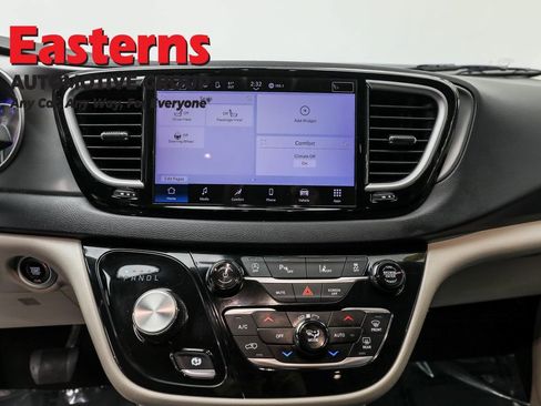 Used 2023 Chrysler Pacifica Touring-L image 12