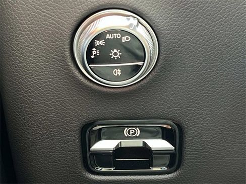 Used 2025 Mercedes-Benz GLC 300 4MATIC image 37