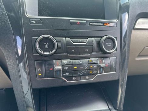 Used 2018 Ford Explorer XLT w/ Equipment Group 202A FWD image 9