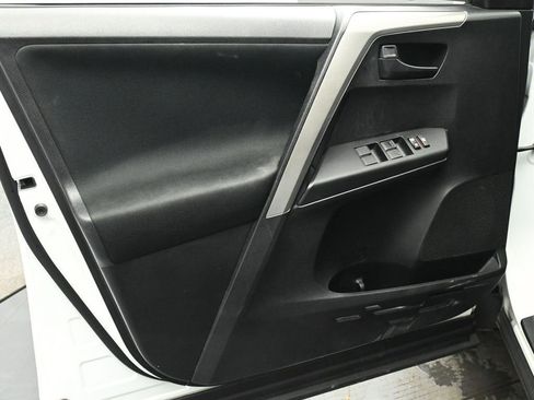 Used 2016 Toyota RAV4 LE image 10