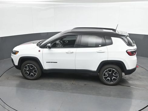 Used 2025 Jeep Compass Trailhawk AWD/4WD image 41