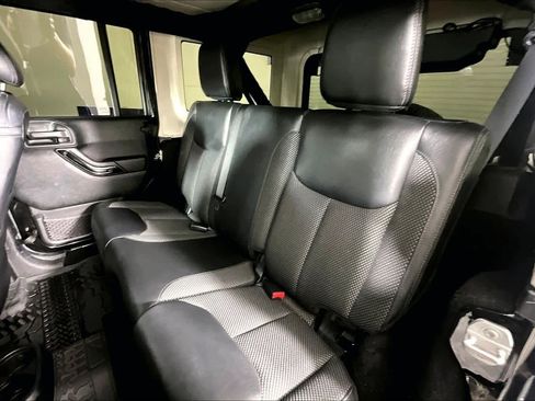 Used 2016 Jeep Wrangler Unlimited Sahara AWD/4WD image 18