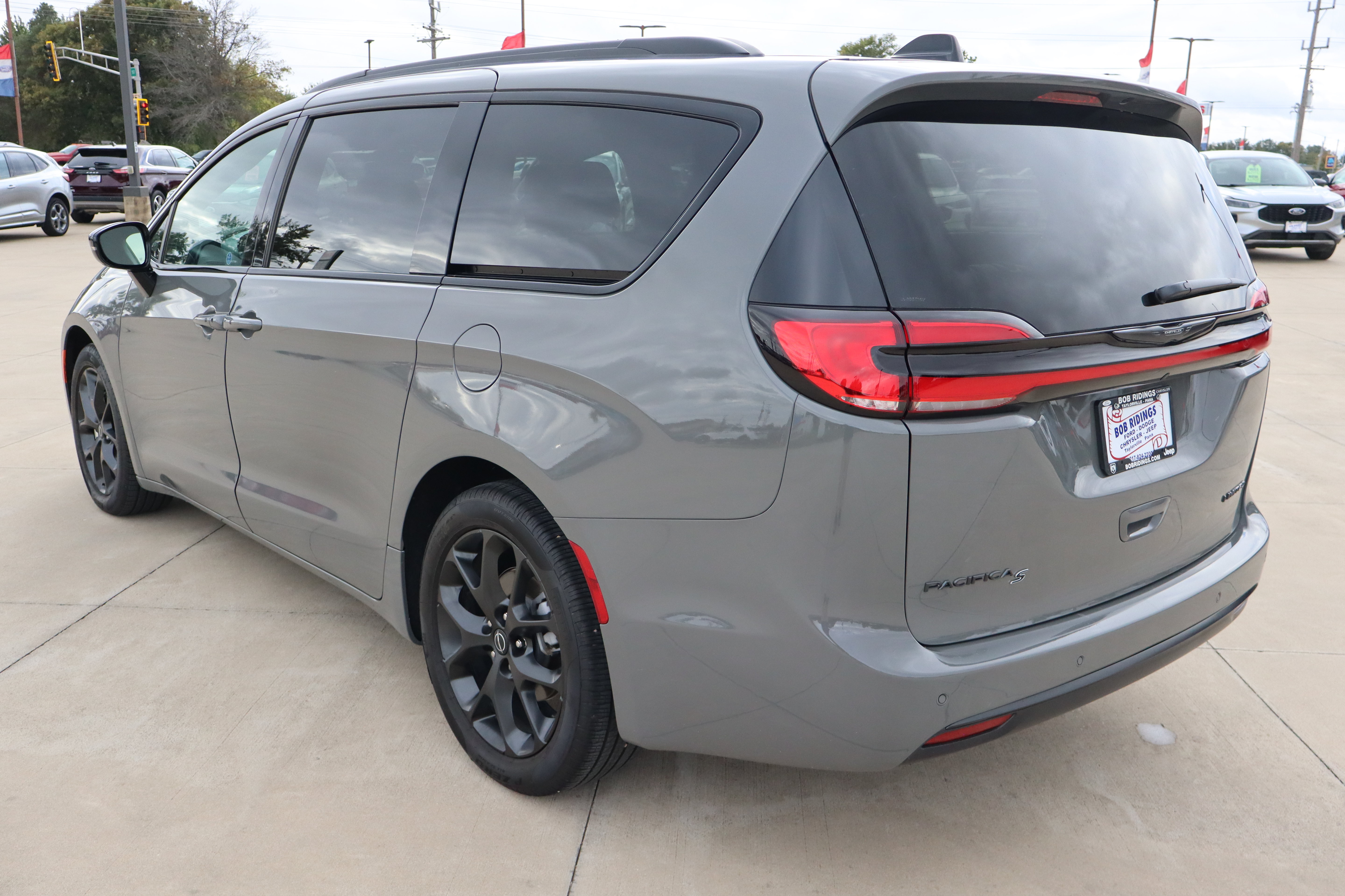 Used 2025 Chrysler Pacifica Limited FWD image 7