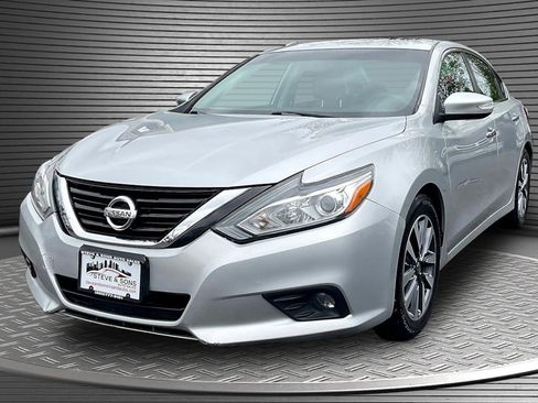 Used 2017 Nissan Altima 2.5 SV w/ Convenience Package FWD image 3