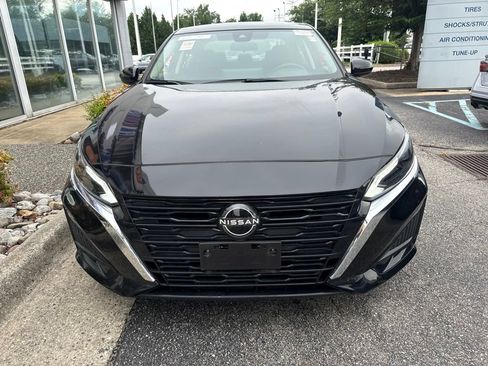 Used 2023 Nissan Altima 2.5 SV w/ SV Premium Package FWD image 2