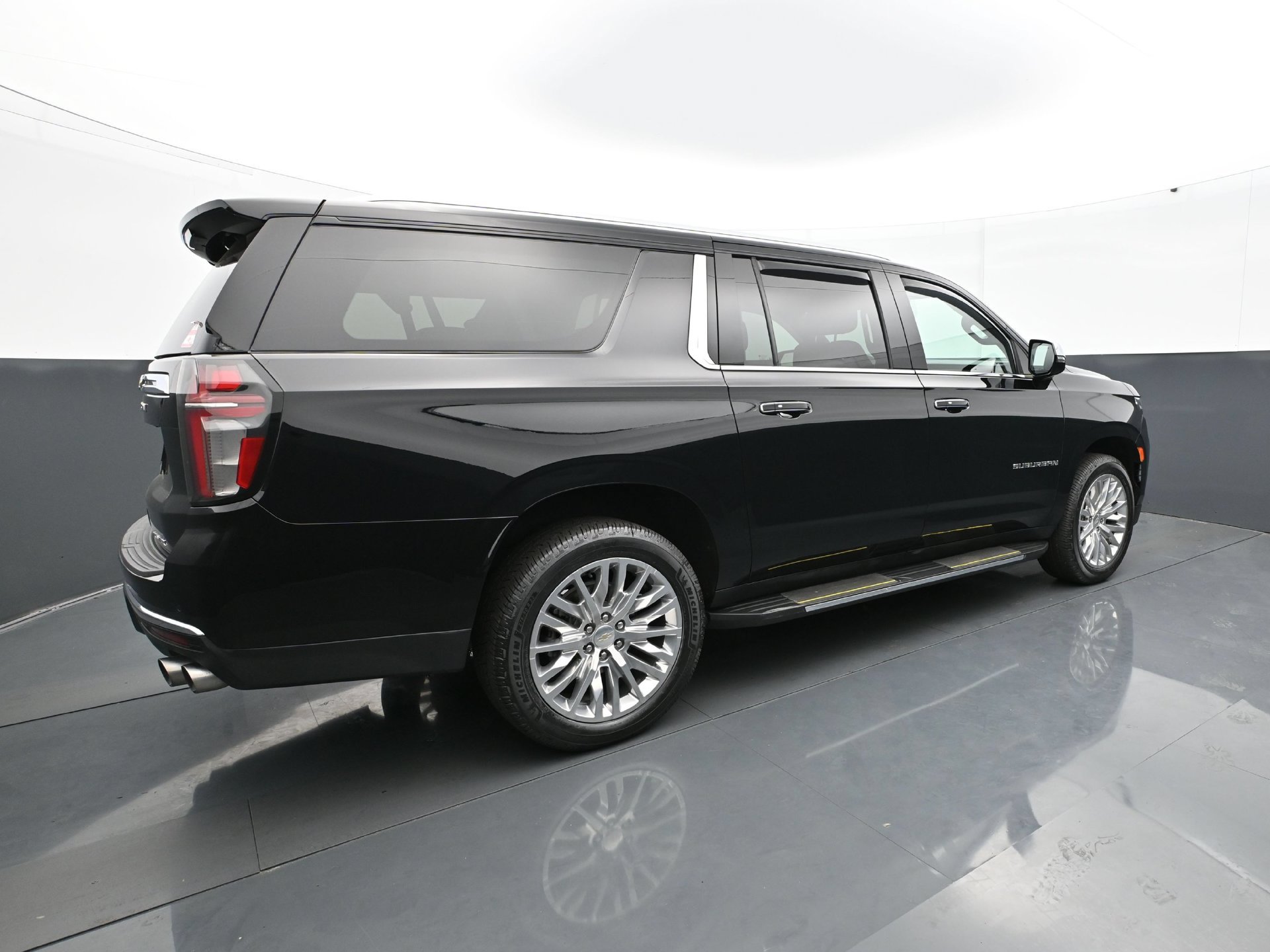 Used 2023 Chevrolet Suburban Premier AWD/4WD image 7