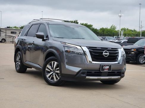 Used 2024 Nissan Pathfinder SL w/ Cargo Package FWD image 2