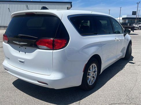 Used 2022 Chrysler Voyager LX FWD image 2