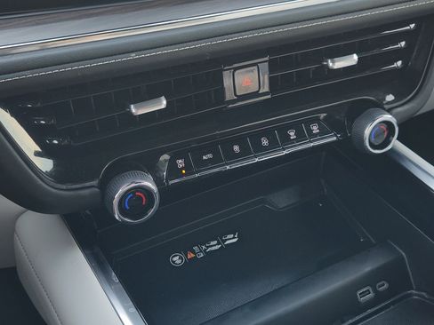Used 2025 Chevrolet Suburban Premier RWD image 18