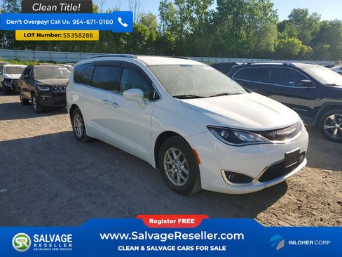 Used 2020 Chrysler Pacifica Touring FWD image 5