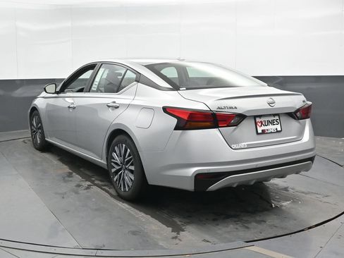 Used 2024 Nissan Altima 2.5 SV FWD image 9