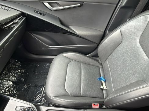 Used 2024 Kia Niro SX Touring image 12