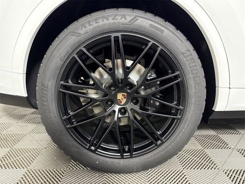New 2025 Porsche Cayenne Coupe image 16