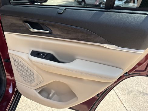 Used 2023 Jeep Grand Cherokee Limited w/ Luxury Tech Group II RWD image 16