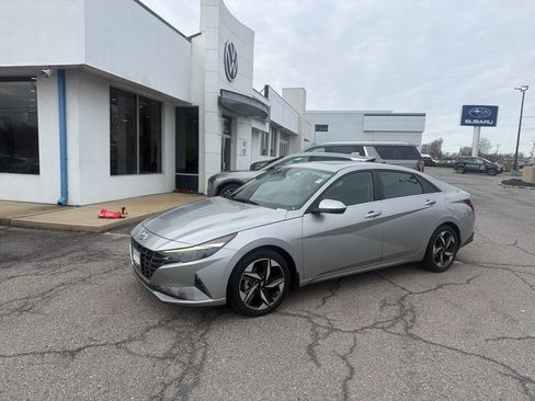 Used 2023 Hyundai Elantra Limited image 3