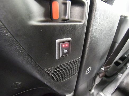 Used 2025 Chrysler Pacifica Limited image 17