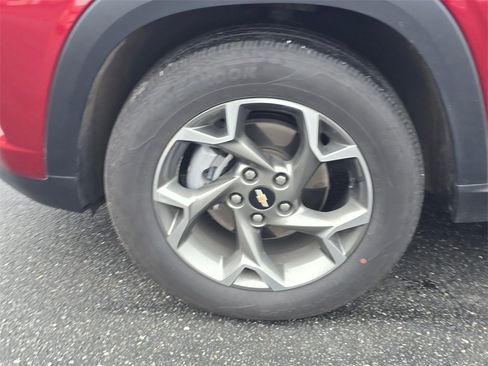 Certified 2025 Chevrolet Trax LT w/ LT Convenience Package image 9