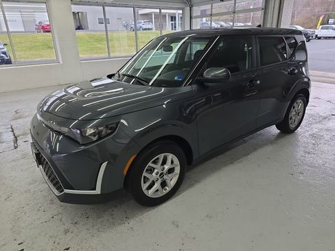 Used 2025 Kia Soul LX image 2