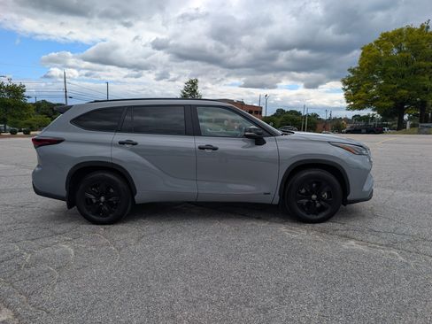 Used 2024 Toyota Highlander XLE AWD/4WD image 2