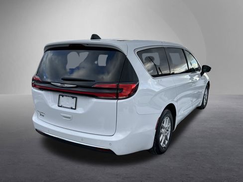 Used 2024 Chrysler Pacifica Touring-L image 3