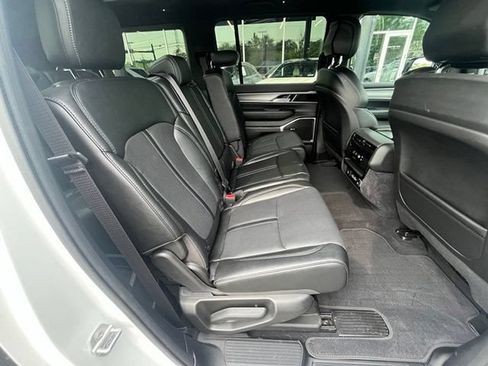 Used 2024 Jeep Wagoneer L Series II AWD/4WD image 11