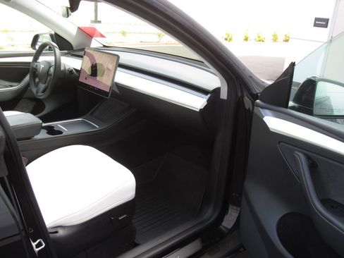 Used 2022 Tesla Model Y Performance AWD/4WD image 18