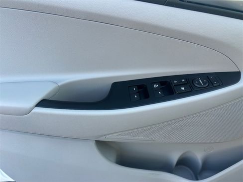 Used 2020 Hyundai Tucson SE w/ Winter Weather Package image 31