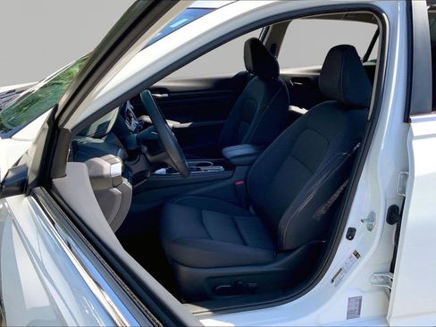 Used 2024 Nissan Altima 2.5 SV w/ SV Premium Package image 15