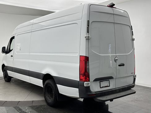 Used 2020 Freightliner Sprinter 3500 RWD image 4