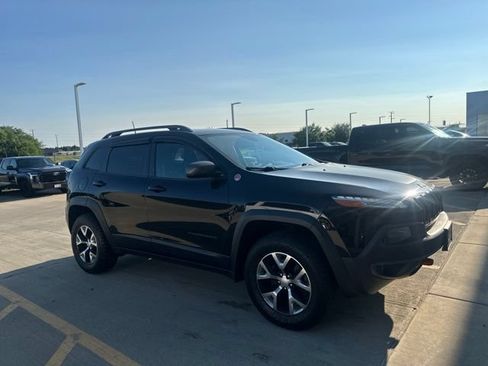 Used 2018 Jeep Cherokee Trailhawk AWD/4WD image 2