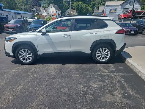 Used 2022 Toyota Corolla Cross LE image 2