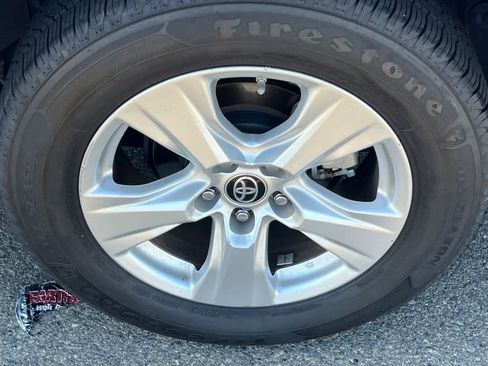 Used 2021 Toyota RAV4 LE AWD/4WD image 22